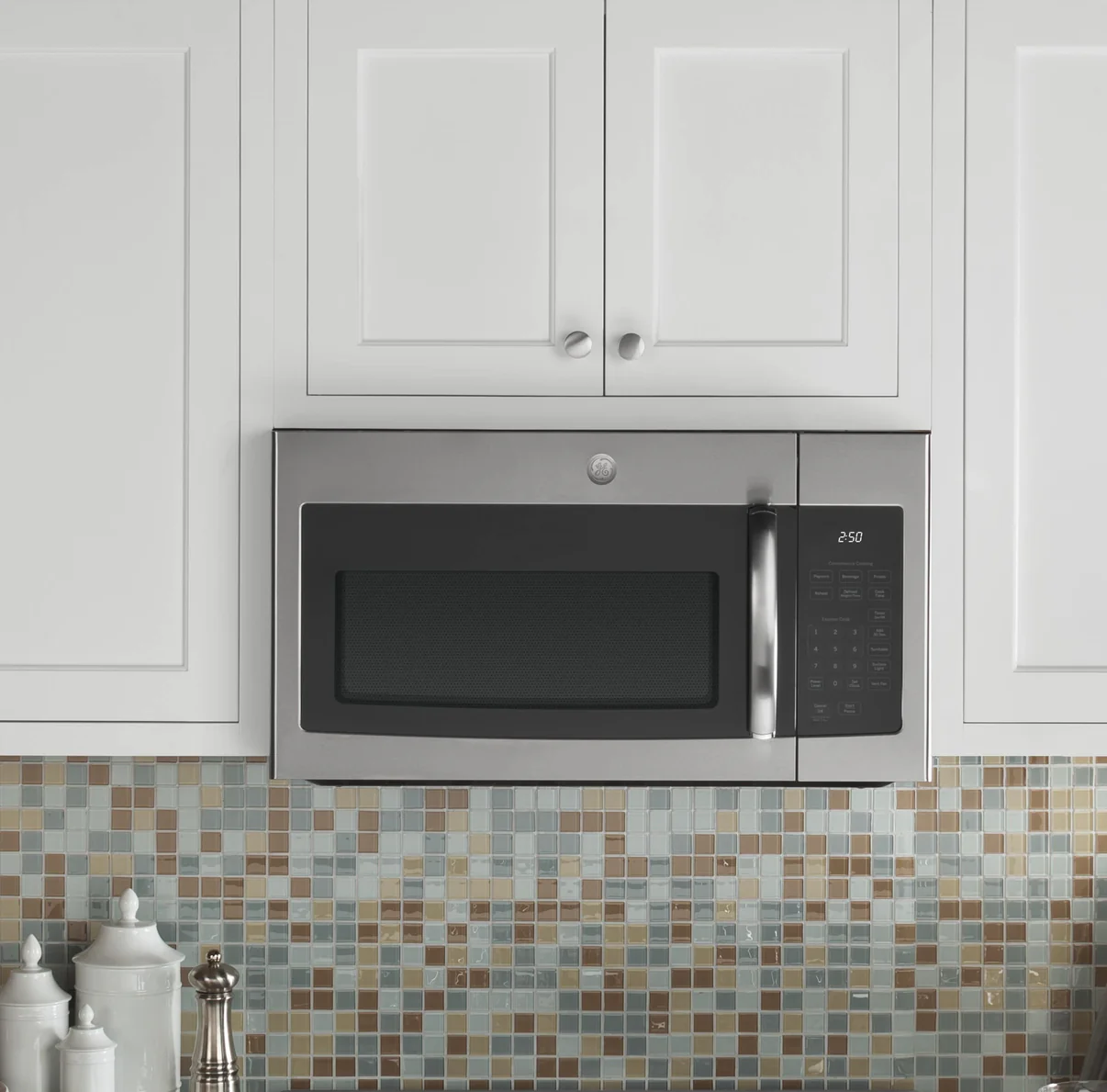 Horno de microondas sobre la estufa GE