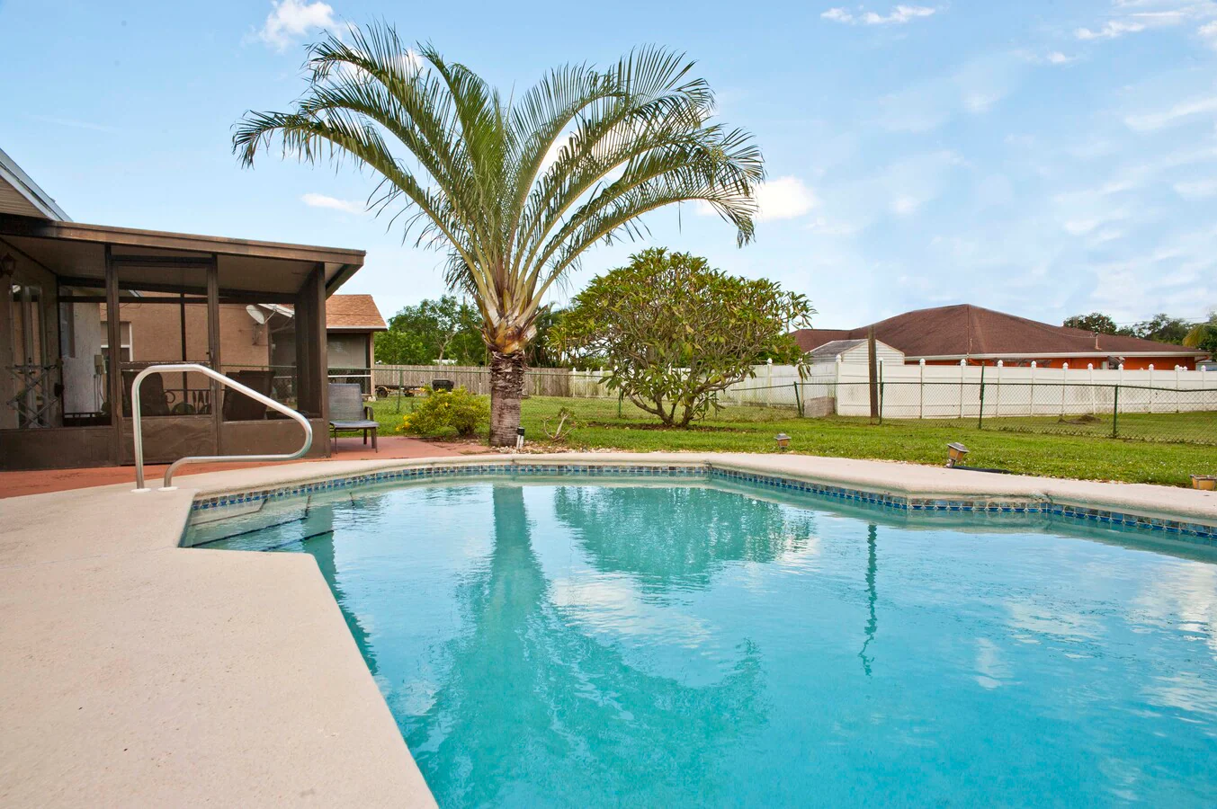 Casa amueblada de 3 habitaciones y 2 baños con piscina y patio trasero