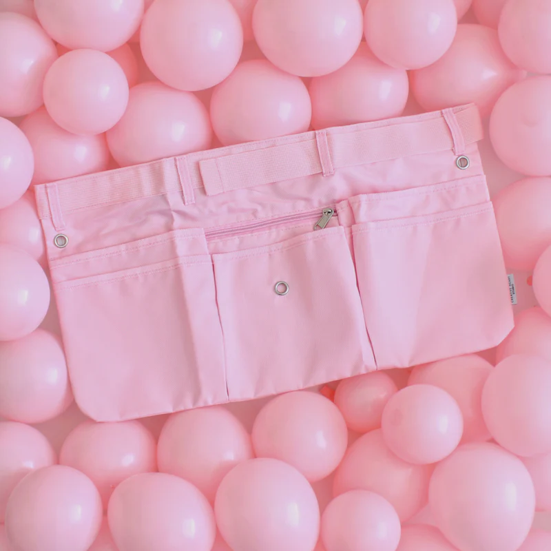 Delantales rosas de Creative Heart Studio