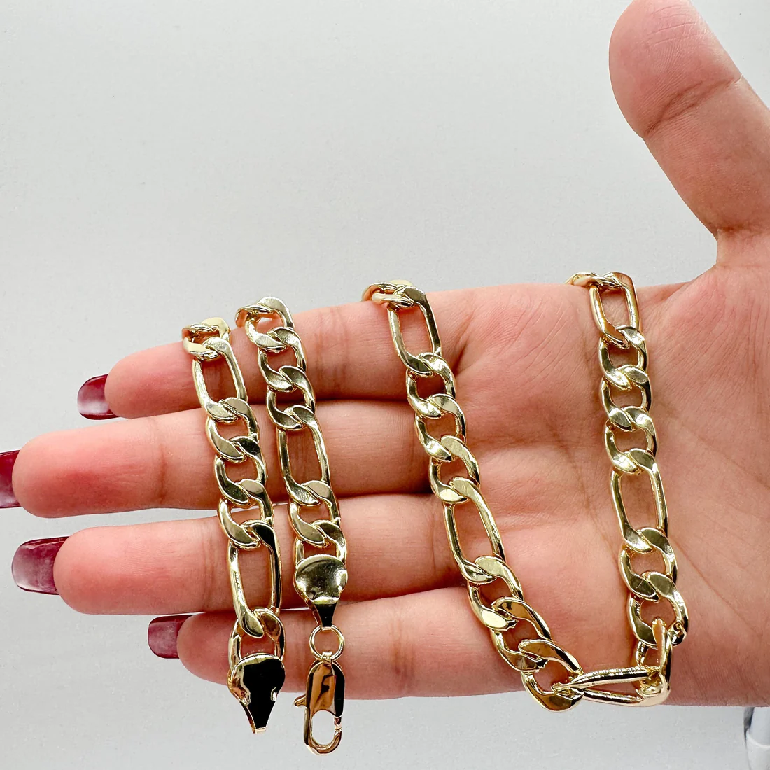 Cadena Figaro chapada en oro de 18 quilates con un grosor de 9 mm; la pulsera se vende por separado