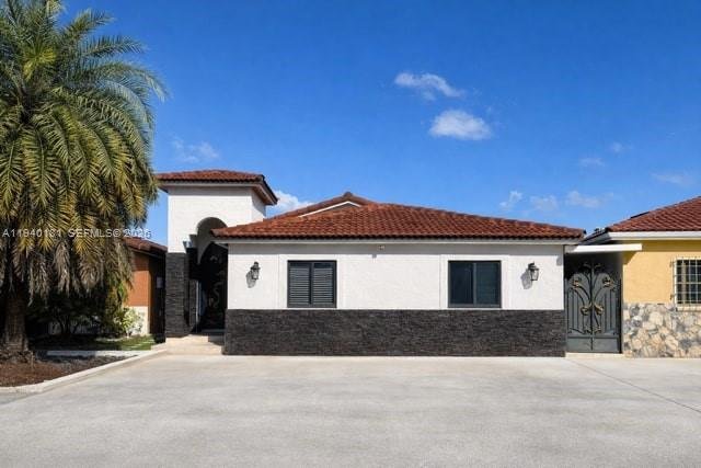 En venta preciosa vivienda unifamiliar renovada - 4 amplios dormitorios y 3 baños completos