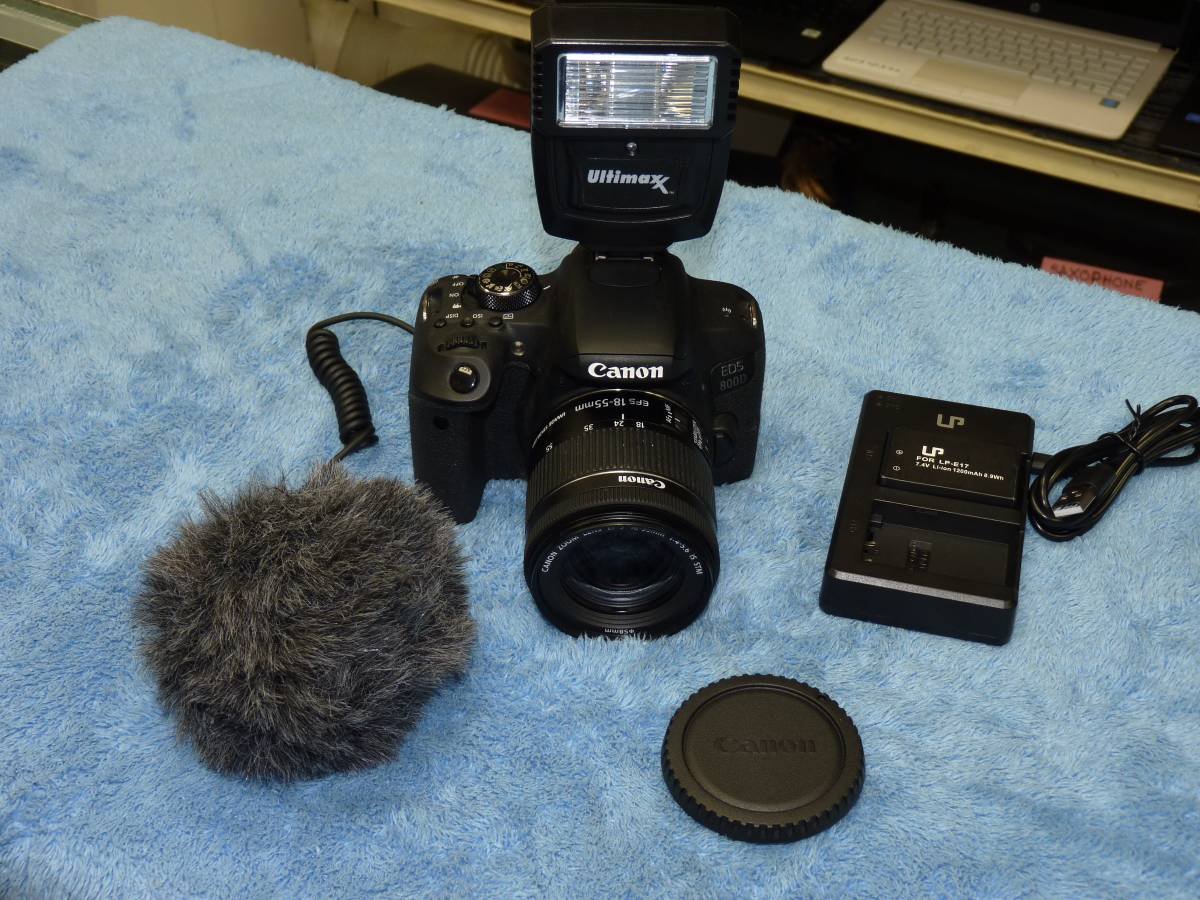 Vendo Cámara digital Canon EOS 800D de segunda mano - con lente y micrófono