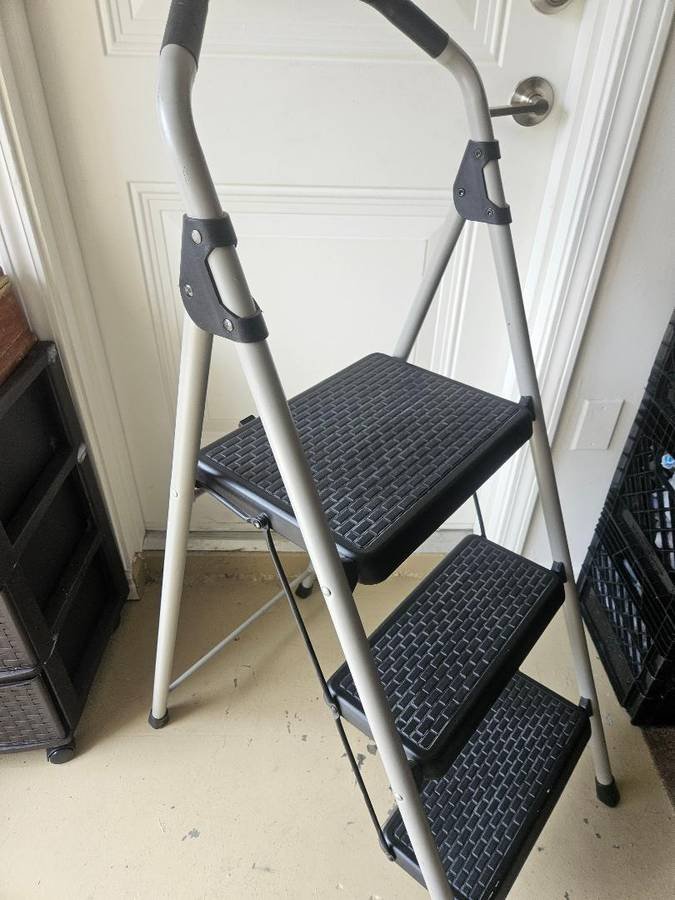 Vendo escalera plegable de 3 peldaños Gorilla, de acero negro y gris - Usada
