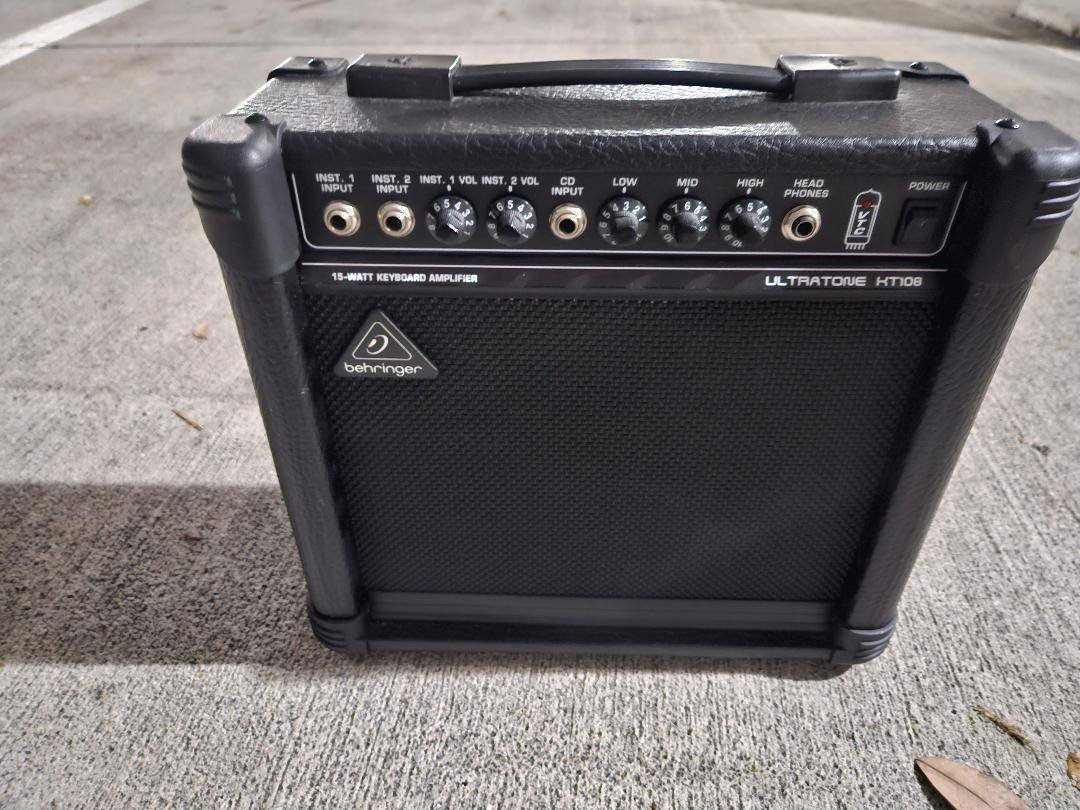 Altavoz amplificador negro de Behringer, modelo Ultratone KT108
