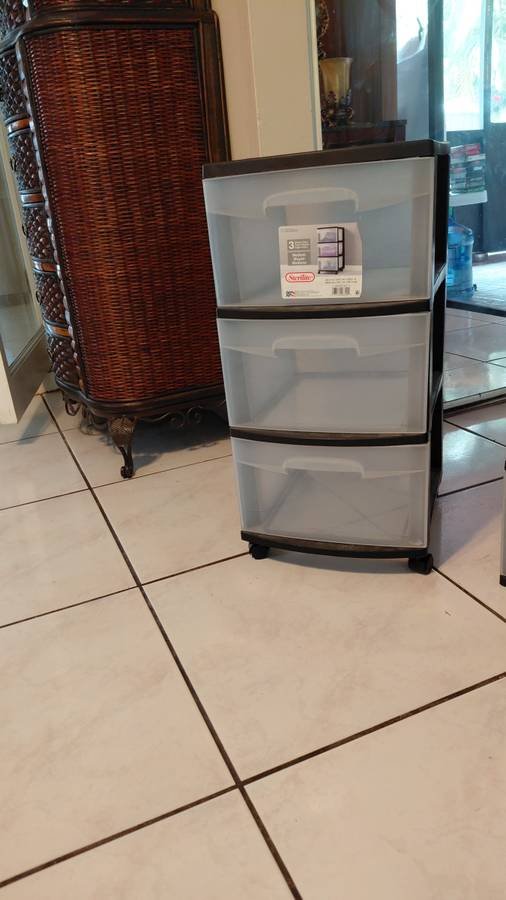 Mueble de almacenamiento multiusos con ruedas de plástico - USADO