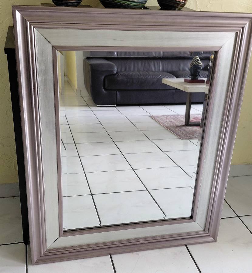 Espejo de pared con marco y bordes biselados 37" de alto x 31" de ancho - en muy buen estado