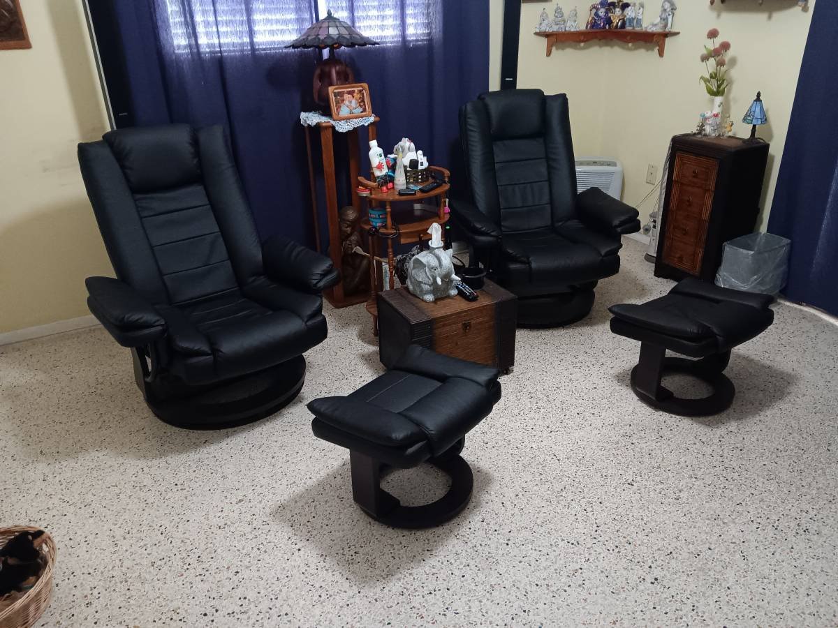 2 sillones reclinables giratorios negros de cuero con otomana - Usado, negociable
