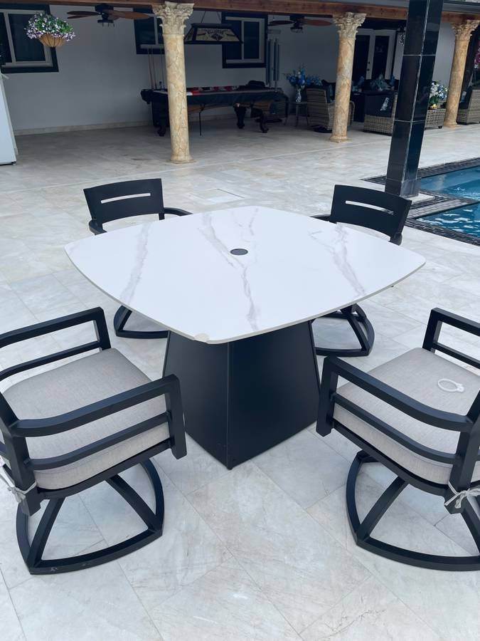 Vendo juego de patio - mesa y sillas - segunda mano, buen estado