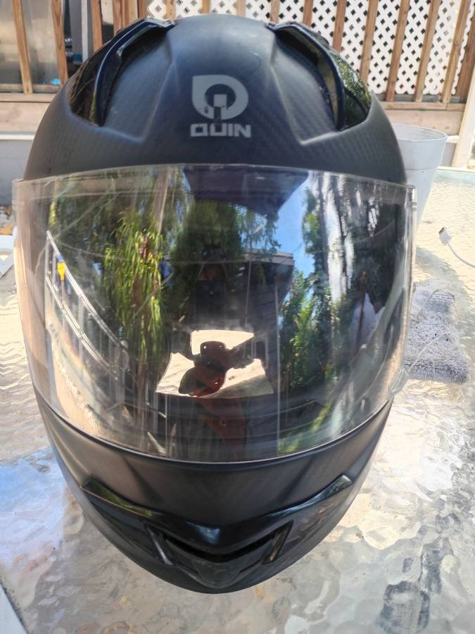 Casco Quin de fibra de carbono con Bluetooth