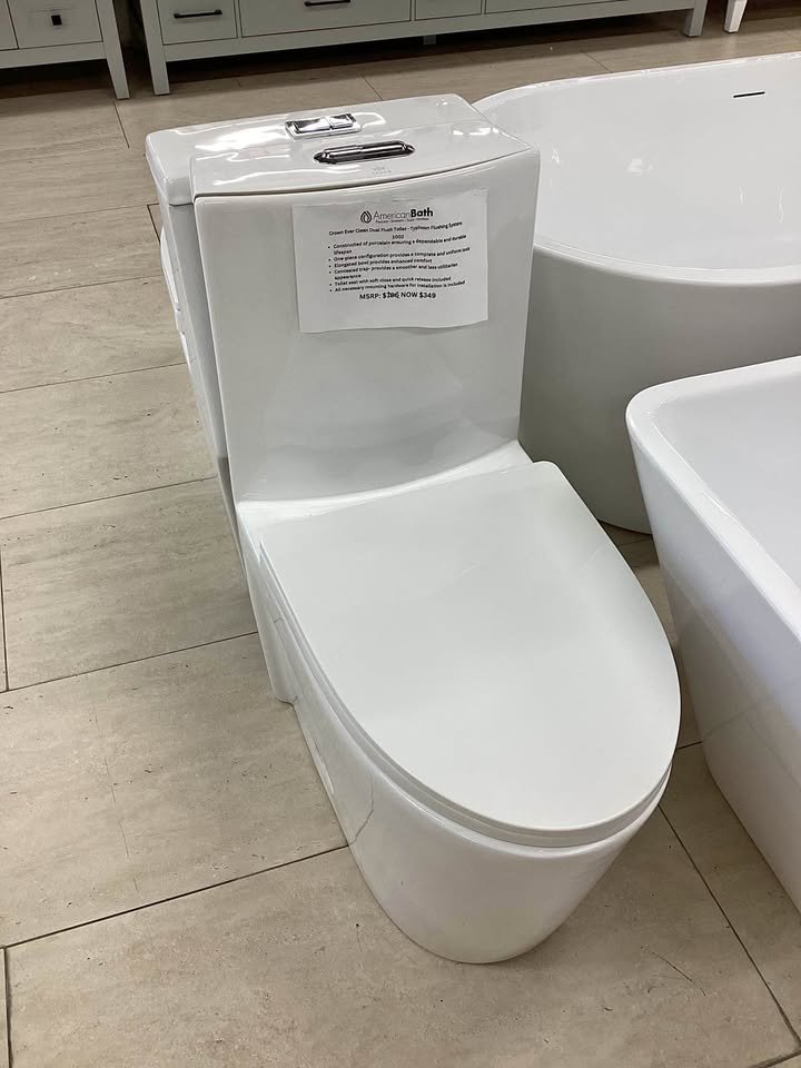 Inodoro moderno de una sola pieza, blanco, con faldón completo, disponible en tienda