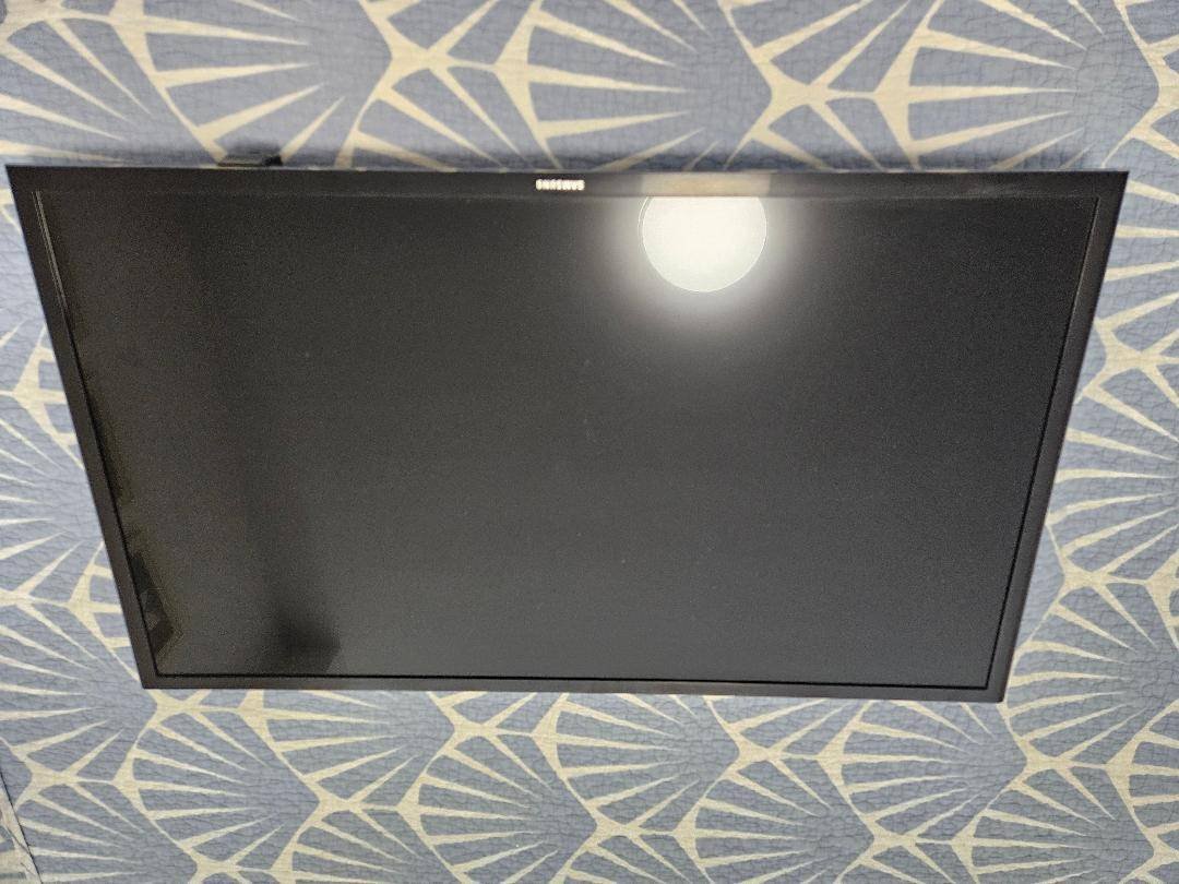 Se vende televisor Samsung de 32 pulgadas, 1080p, Smart TV con control remoto, color negro