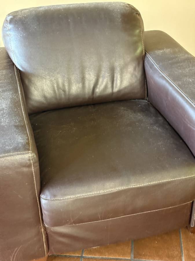 Sillón y otomana de cuero para sala de estar - donación (gratis)