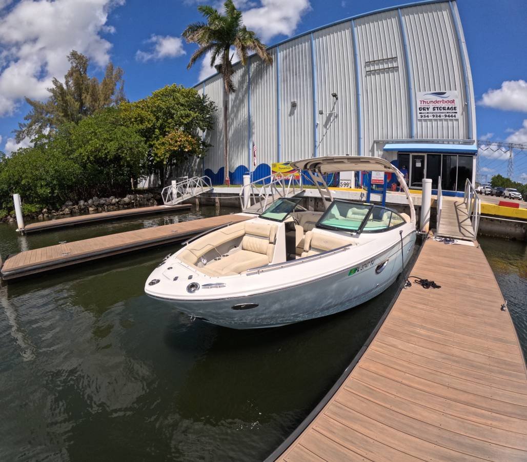 Se vende embarcación Regal LX4 2022 con un motor Yamaha de 250 HP