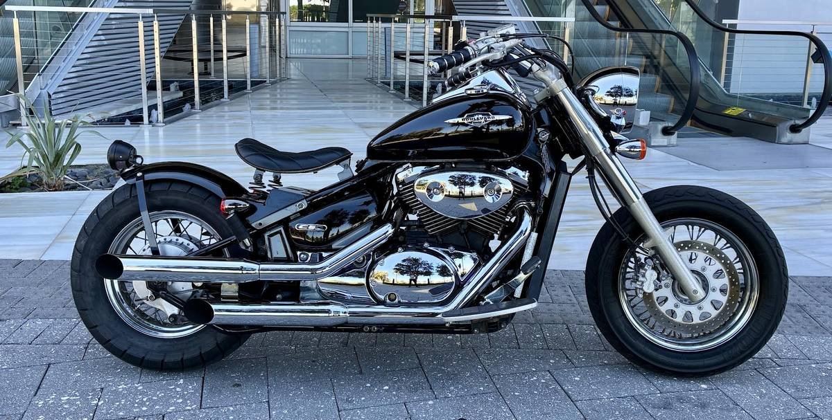 Motocicleta Suzuki C50 Bobber