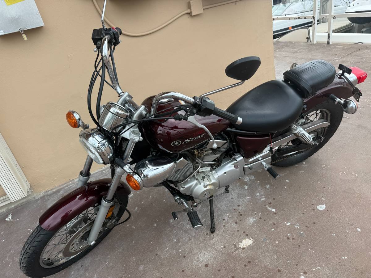 Se vende motocicleta Yamaha V-Star 250cc