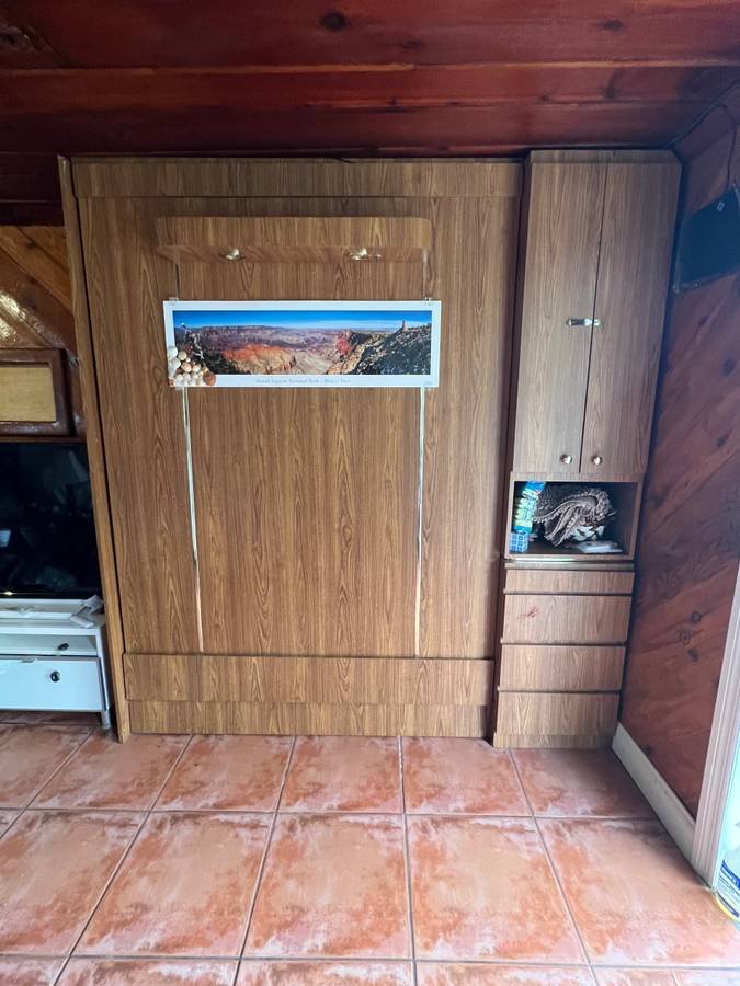 Preciosa cama Murphy con fantástico espacio de almacenamiento lateral