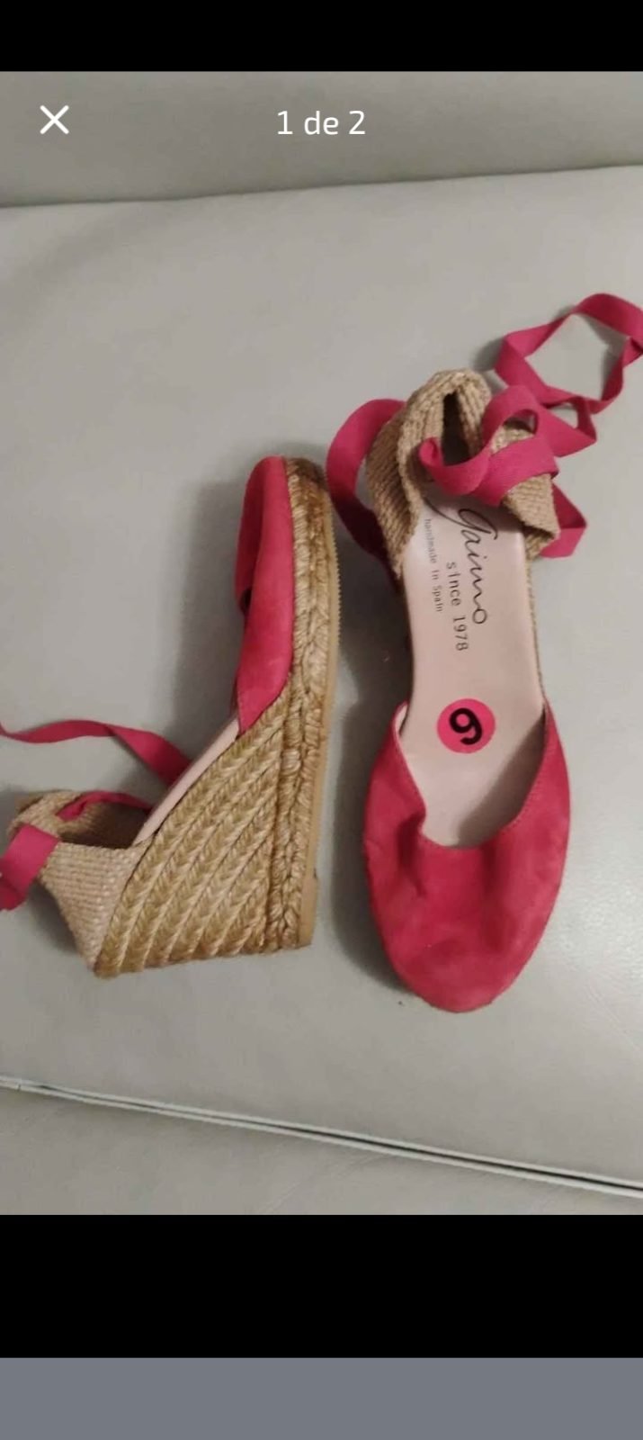 Alpargatas con cuña y cintas rojas