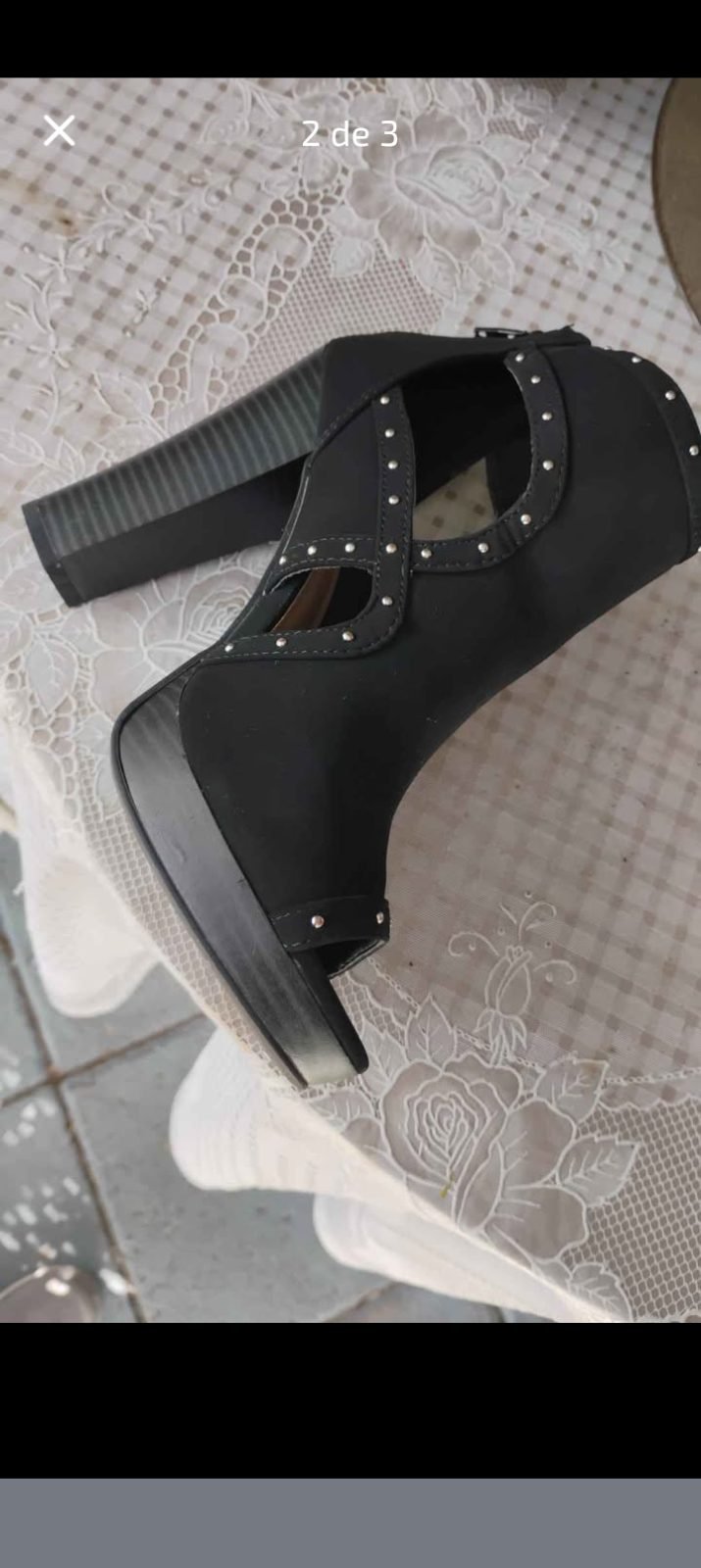 Zapato de tacón alto con tachuelas