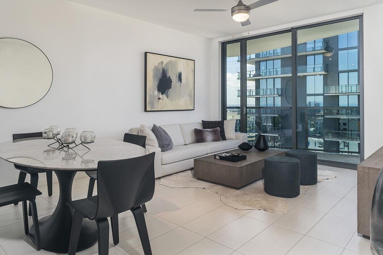 Spacious 1 Bed/ 1 Bath Apartment For rent in Downtown/Brickell area