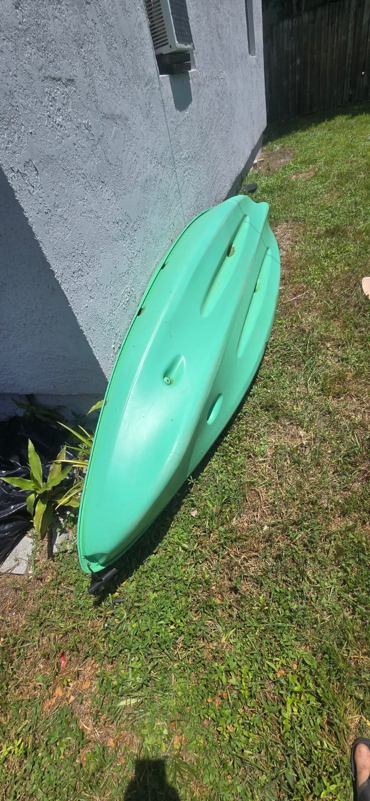 Kayak verde en buen estado