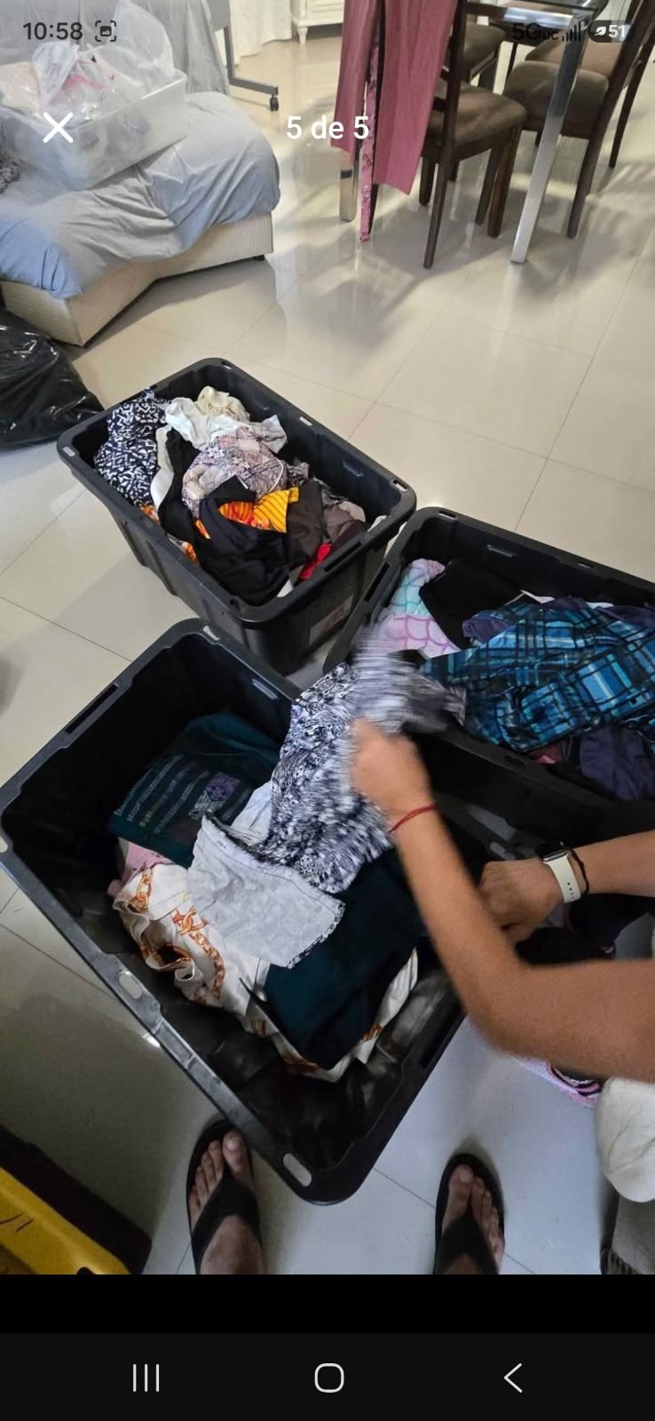 Lote de ropa variada en cajas