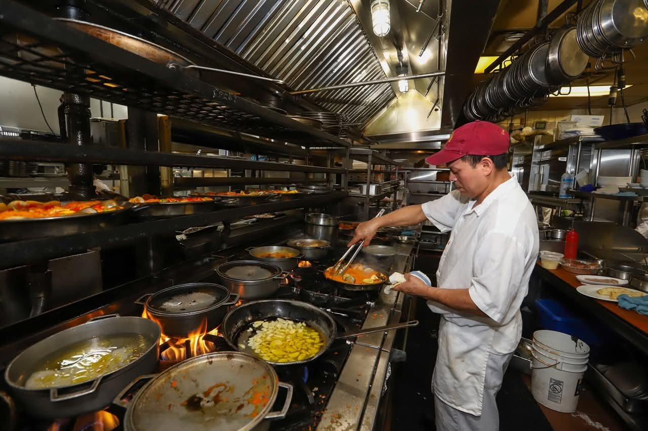 COCINEROS – WELLINGTON Estamos contratando cocineros