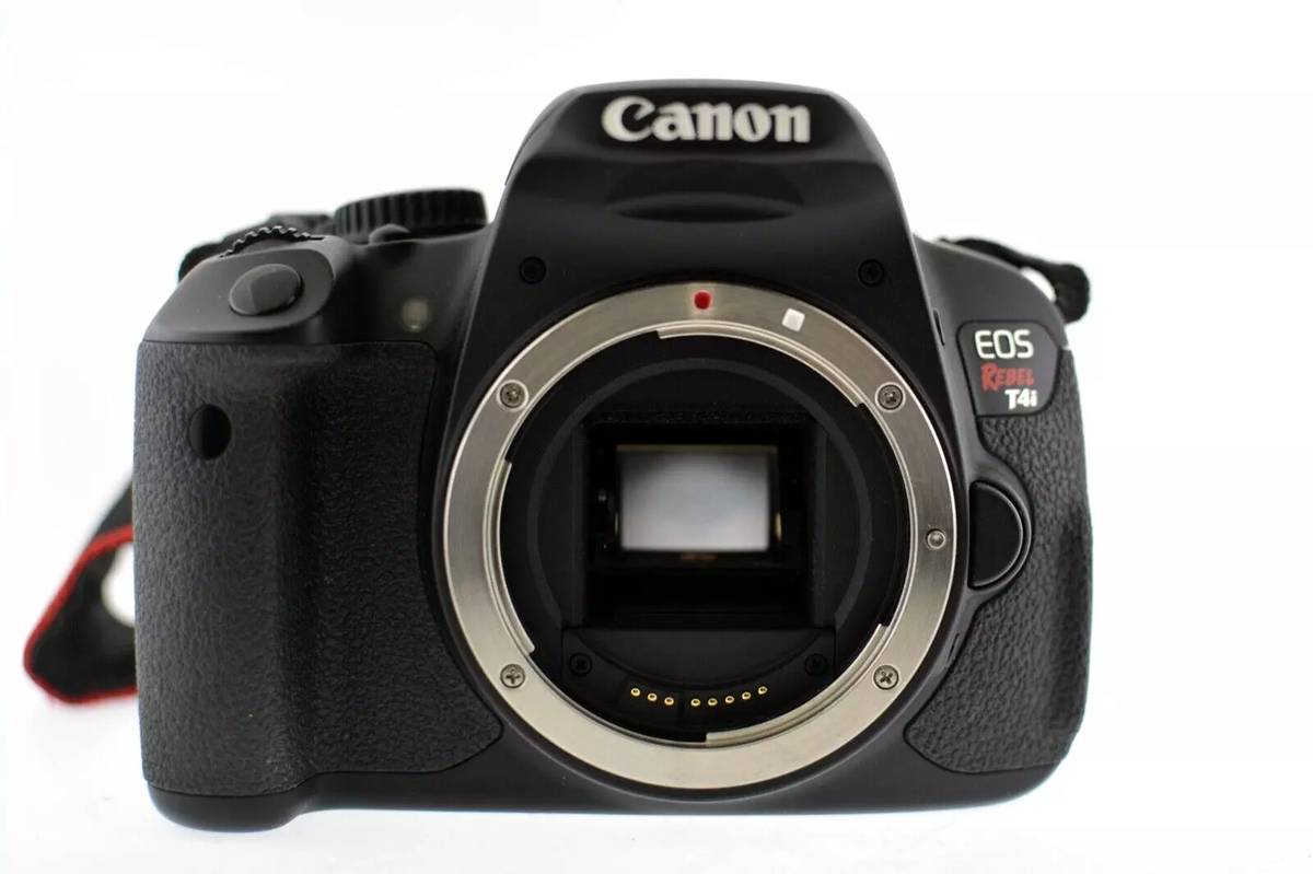 Cámara Canon EOS Rebel T4i DSLR con lente 18-55 mm – $250