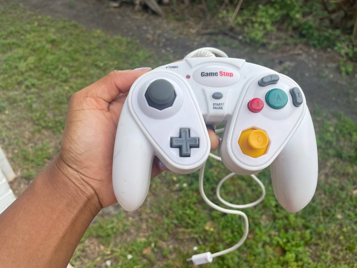 Control con cable GameStop G3 Turbo para consolas Nintendo GameCube y Wii 